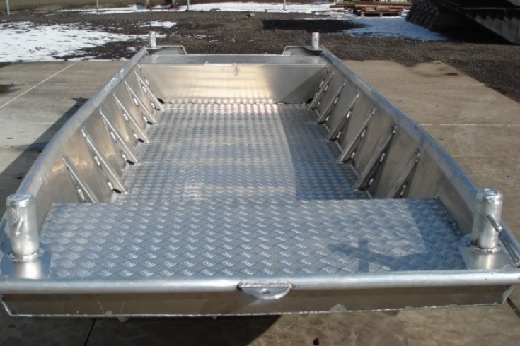 Aluminium workboat with self-drained deck