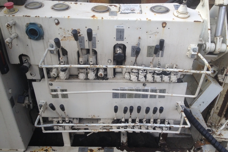 Hydraulic controls of the Beretta T41 crawler-based drilling rig