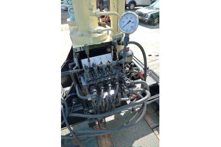 Manually operated hydraulic valves