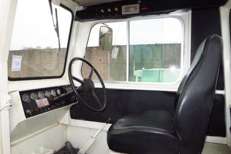 Operator cabin of a TUG aircraft tow tractor
