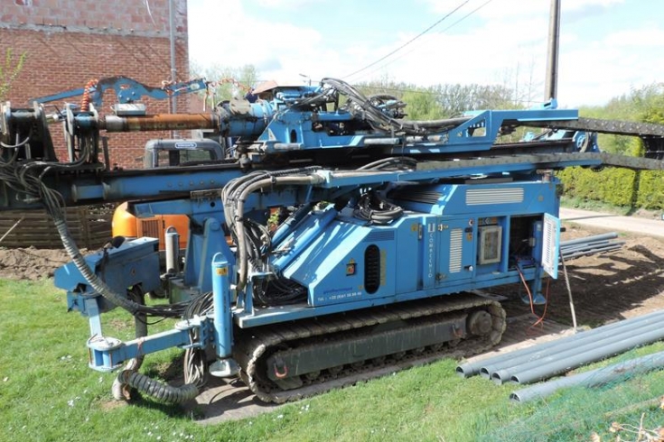 Comacchio 900P drill rig with reclined mast