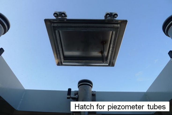 Hatch in bellows roof for piezometer standpipes