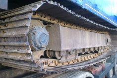 Crawler undercarriage with triple grouser track shoes