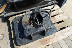 Hydraulic fixing clamp for the standpipe