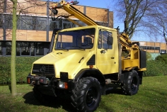 Front view on the Unimog U90 drill rig
